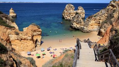 Protugal, Algarve: Eine Treppe führt zum Meer,  Menschen am Strand