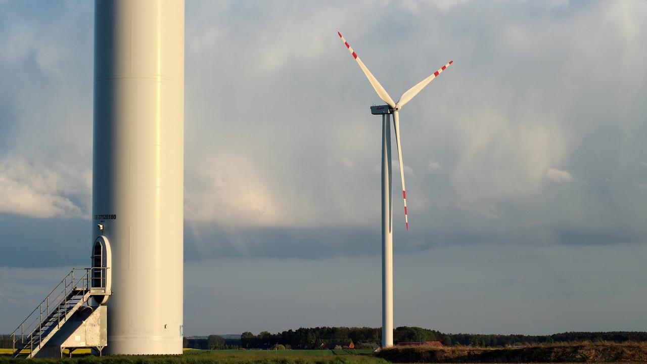 Zwei Windräder