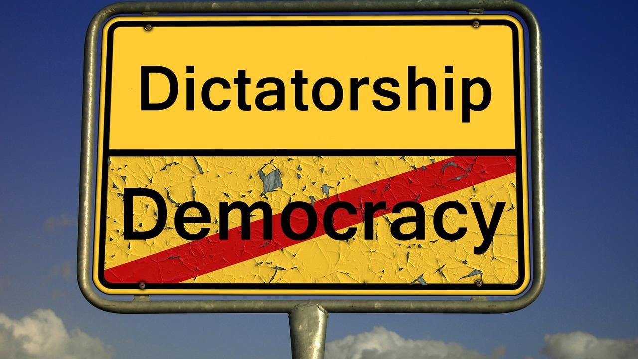 Gelbes Sraßenschild - Wegweiser mit Aufschrift