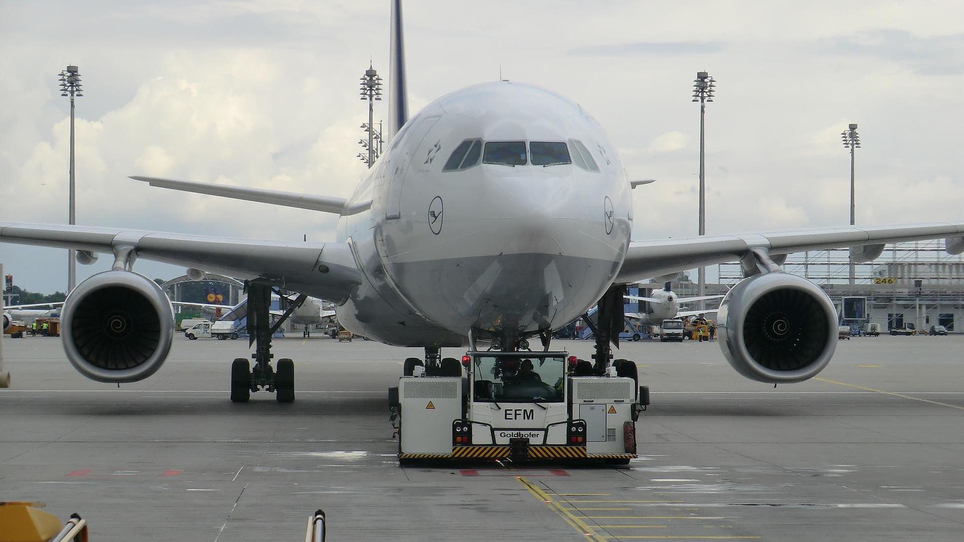 FLugzeug von vorn, nah