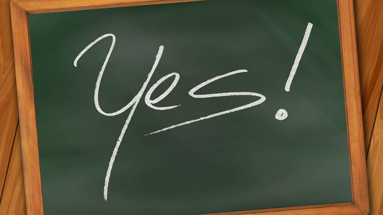 Tafel mit Schriftzug "Yes"