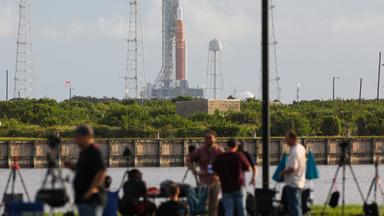 Artemis Rakete vor dem Start, Menschen im Vordergrund 