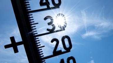 Thermometer wird gegen die Sonne gehalten