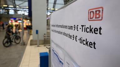 Schild mit Aufschrift 9-Euro-Ticket 