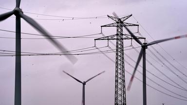 Windräder und Srommasten