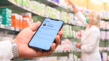 Elektronisches Rezept wird auf Handy vorgezeigt