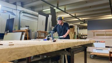 "Makro: Handwerker - verzweifelt gesucht": Mann arbeitet in Werkstatt.