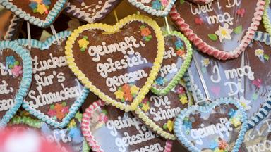 Lebkuchenherzen mit der Aufschrift: Geimpft, Getestet, Genesen
