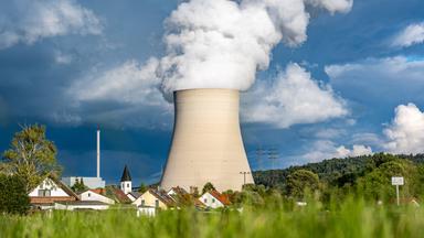 Wasserdampf steigt aus dem Kühlturm des Atomkraftwerks (AKW) Isar 2.