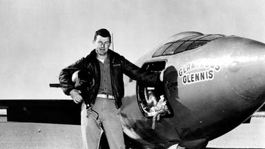 Testpilot Chuck Yeager vor dem Raketenflugzeug Bell X-1