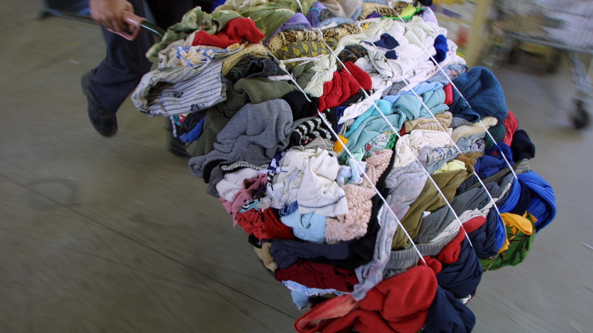 Altkleider auf einem Transportwagen