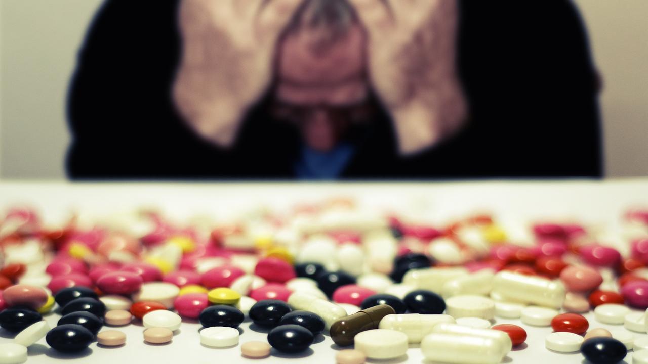 Zweigeteiltes Bild: Mann mit Kopfschmeren, Tabletten im Vordergrund