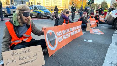 Klimaaktivisten blockieren die Autobahn