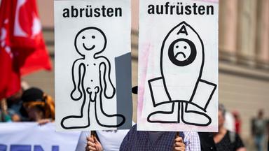 Demo: Schilder mit Aufschrift "abrüsten" "aufrüsten"