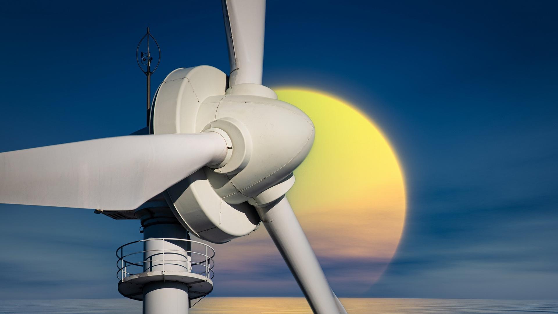 WIndrad mit Mond im Hintergrung