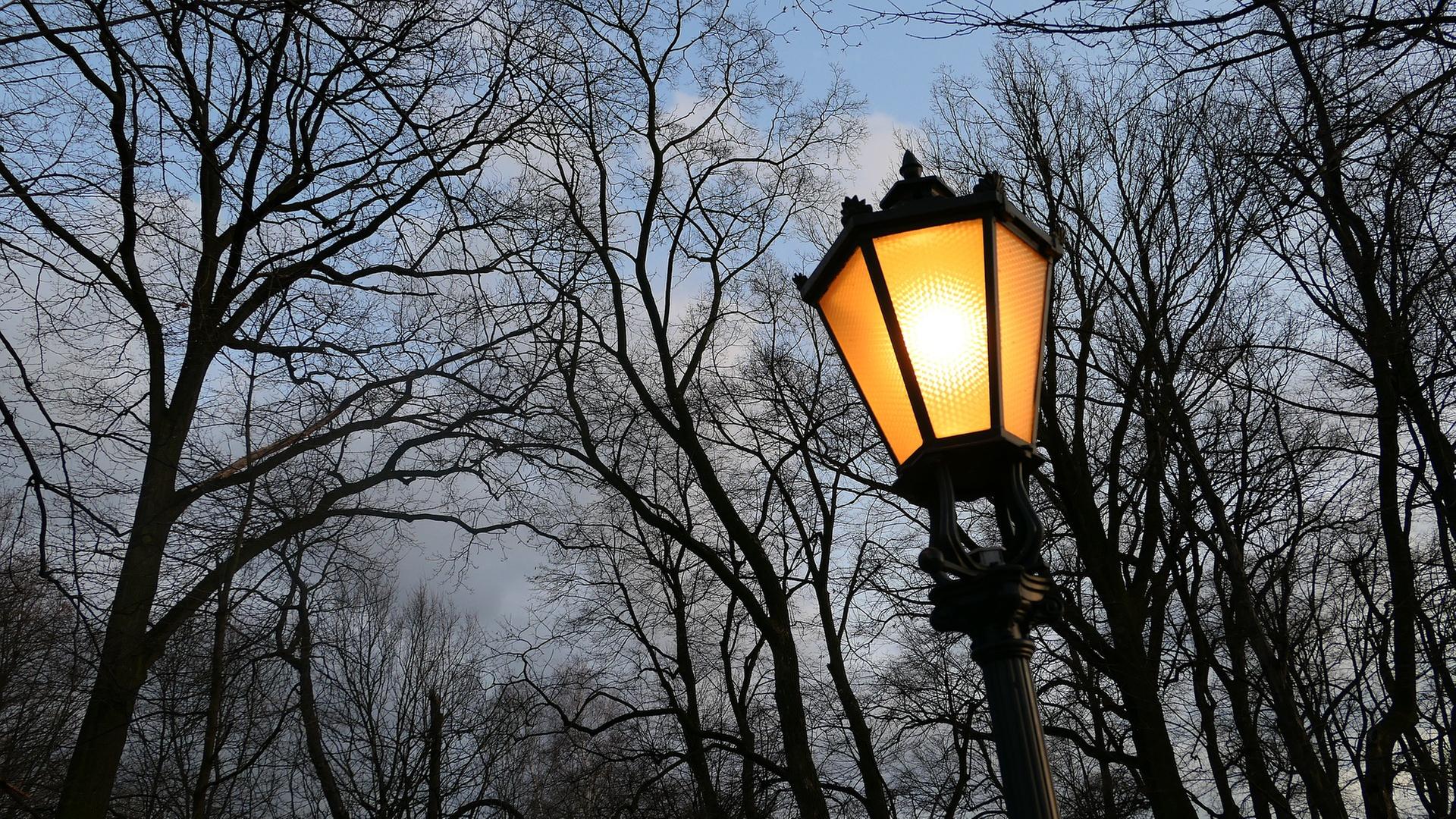 Ein Pakt in der Nacht mit Lampen