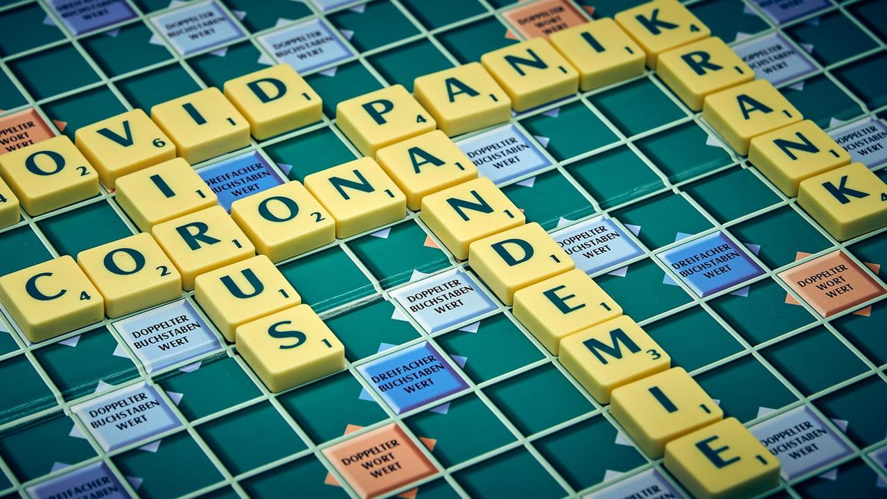 Scabble-Brett mit Aufschrift Pandemie....