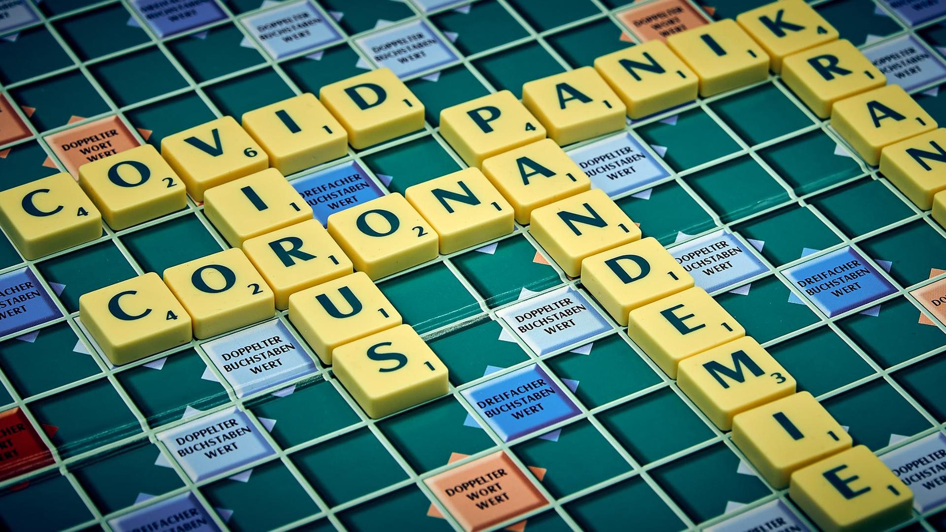 Scabble-Brett mit Aufschrift Pandemie....