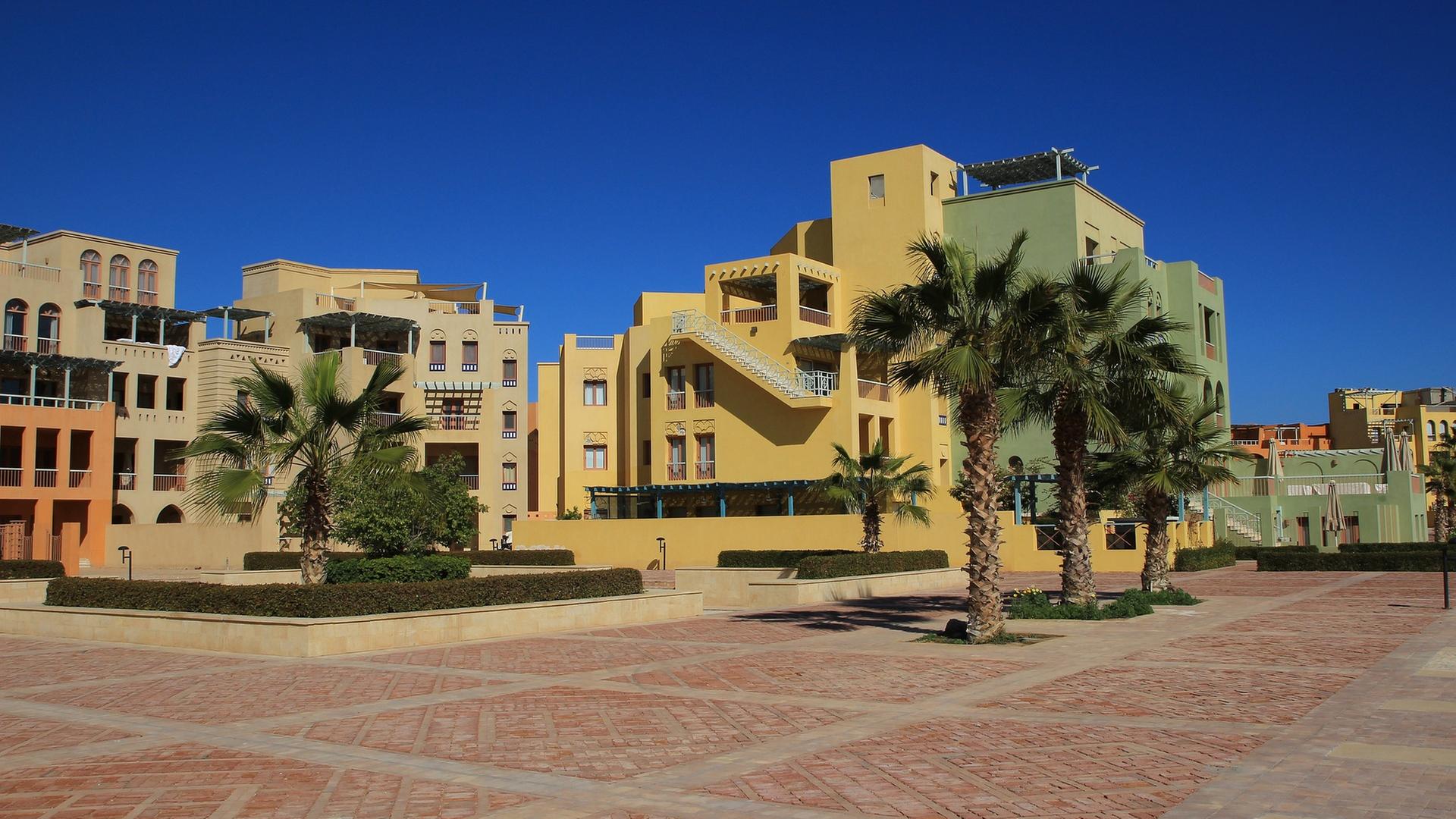 Ein Platz und Häuser im HIntergrund von El Gouna