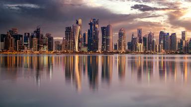 "makro: Geheimes Katar": Küstenlandschaft Katars. Im Hintergrund sind viele gläserne Hochhäuser zu sehen, direkt an der Küste.