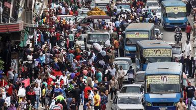 Menschenmassen auf einer Straße in Indien