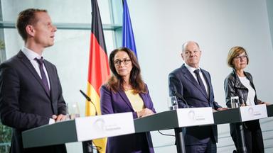 Bundeskanzler Scholz auf einer Pressekonferenz mit Mitgliedern der Allianz für Transformation