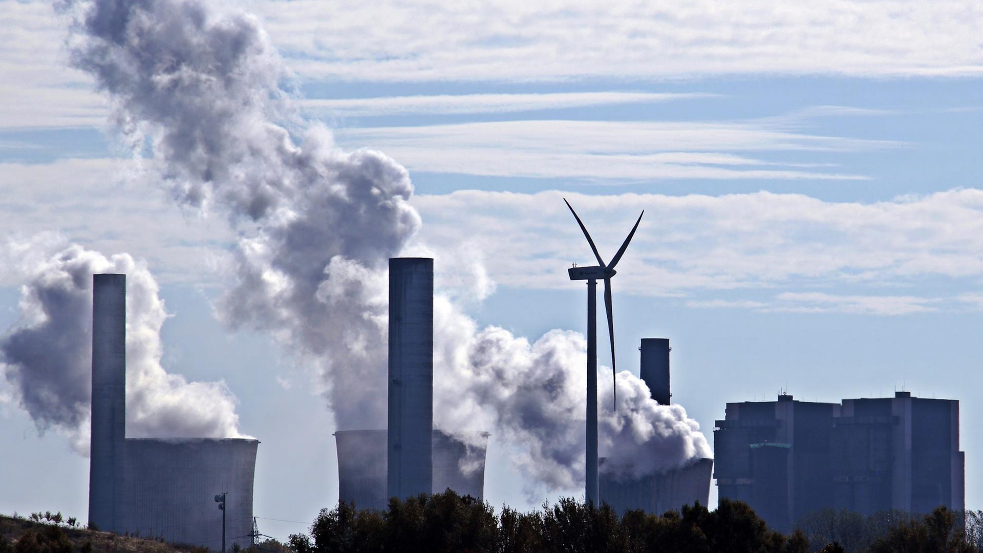 Kohlekraftwerk und mittendrin ein  WIndrad