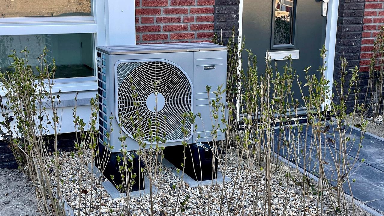 Wärmepumpe vor einem Wohnhaus