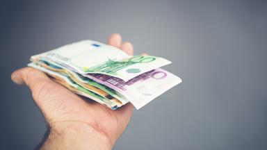 Geldscheine liegen auf einer Hand