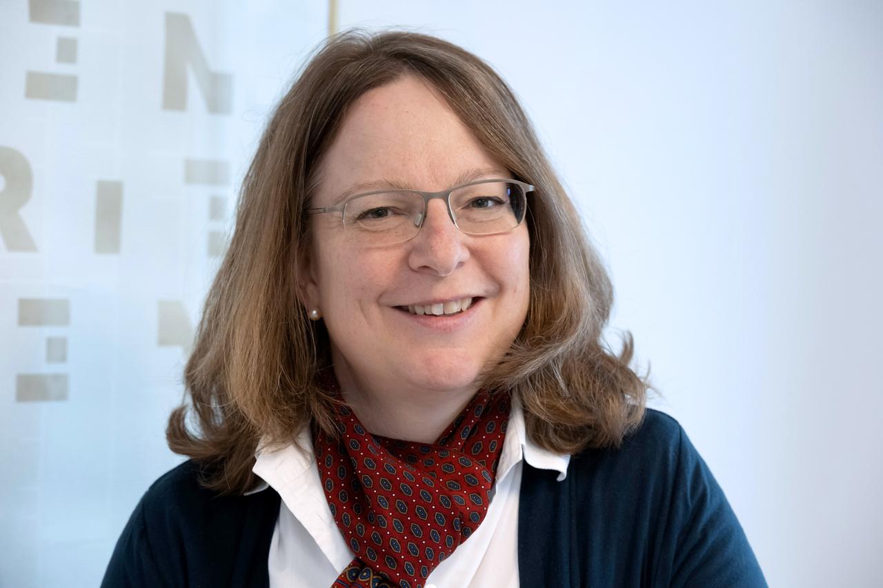 Theologin Cornelia Richter trägt eine Brille und lächelt in die Kamera