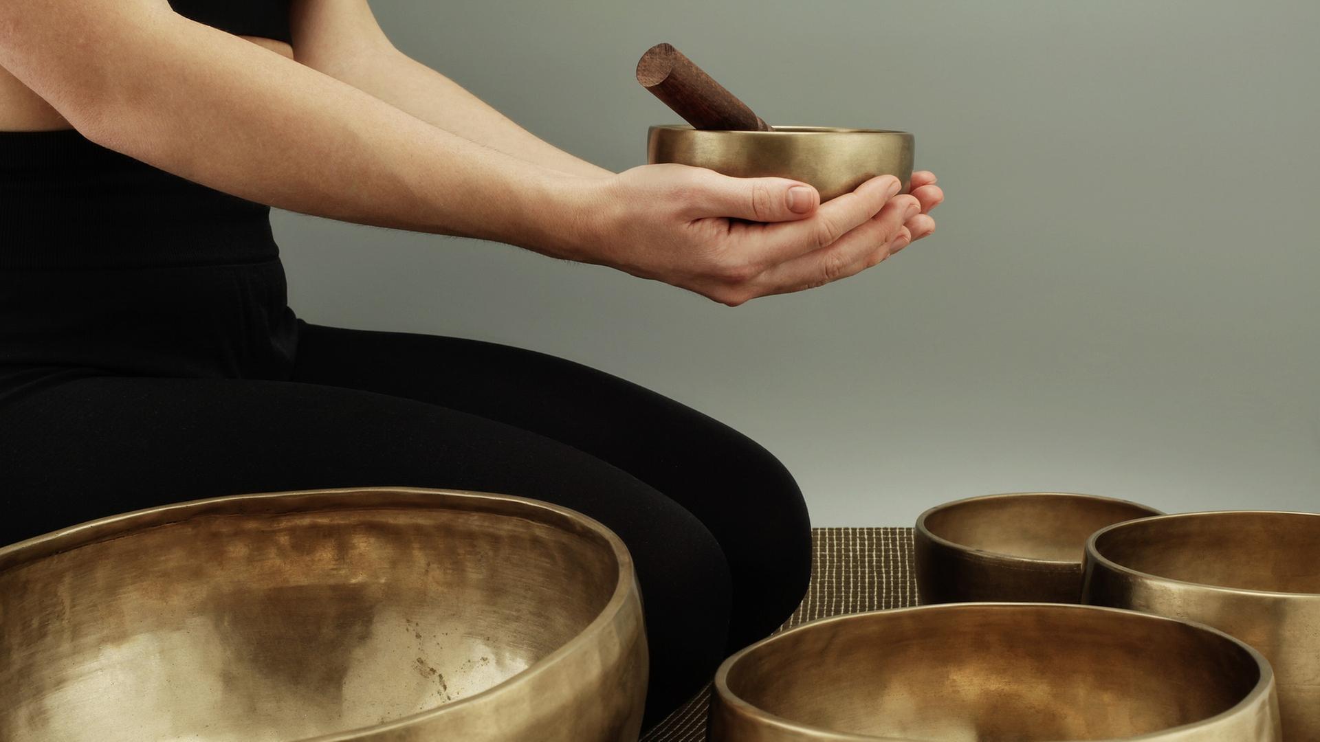 Mehrere Klangschalen auf dem Boden