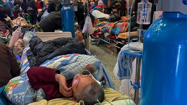 Kranke Menschen auf einem überfüllten Krankenhausflur