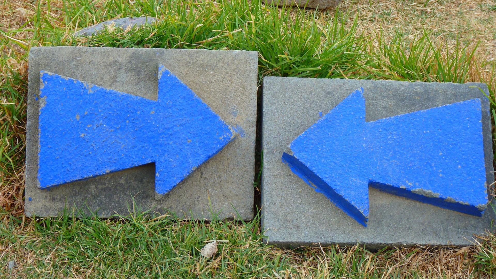 Zwei Pfeile, die in gegensätzliche Richtung zeigen