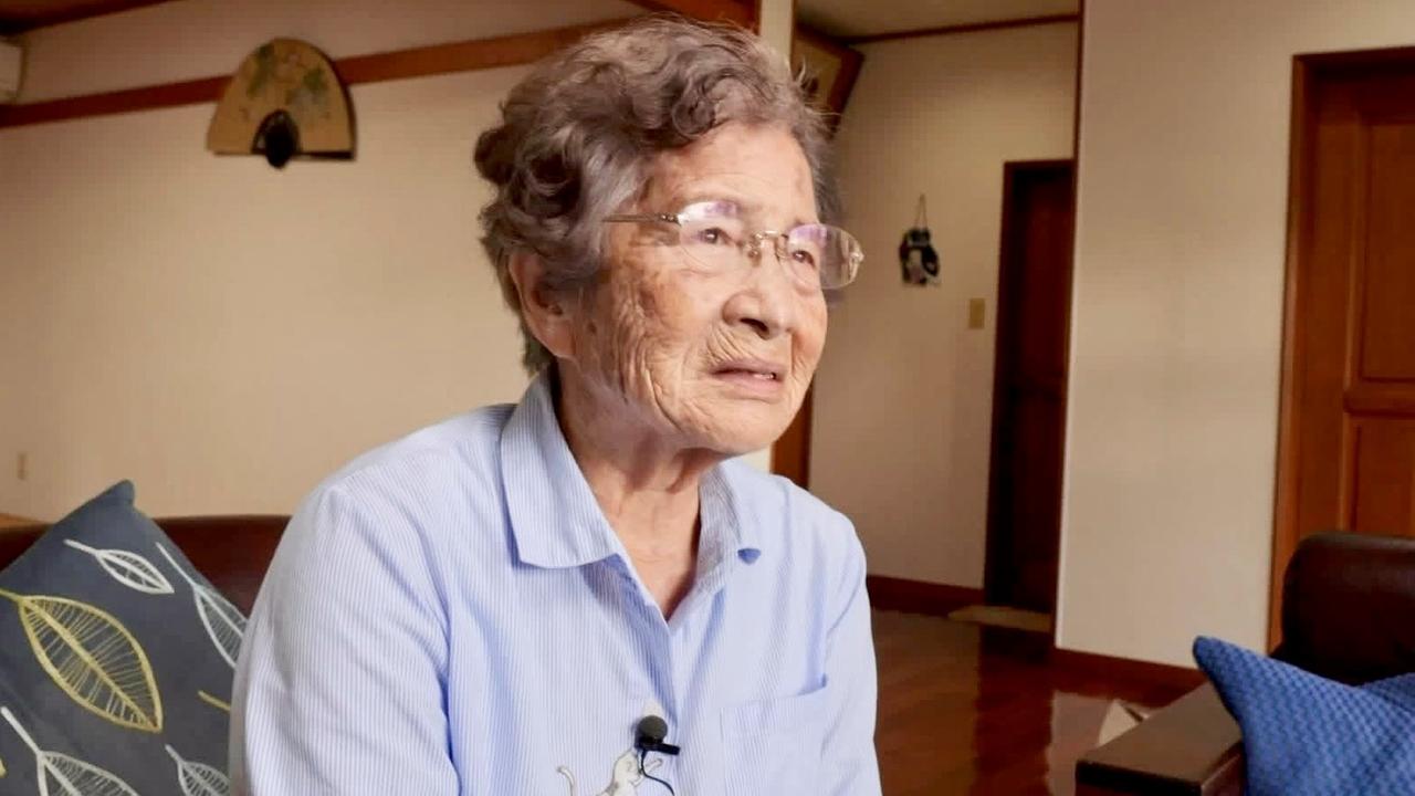 Alte Frau auf einem Sofa