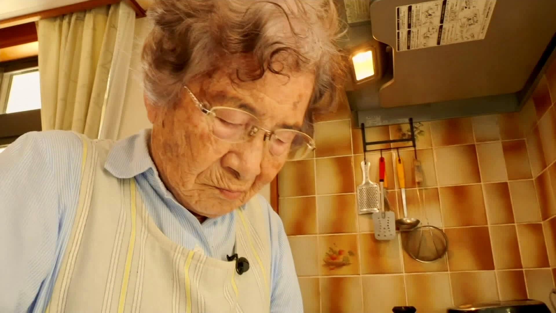 Alte Frau beim Kochen, nah