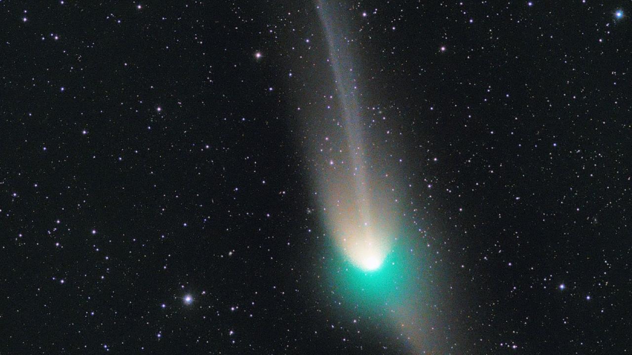 Komet am nächtlichen Sternenhimmel