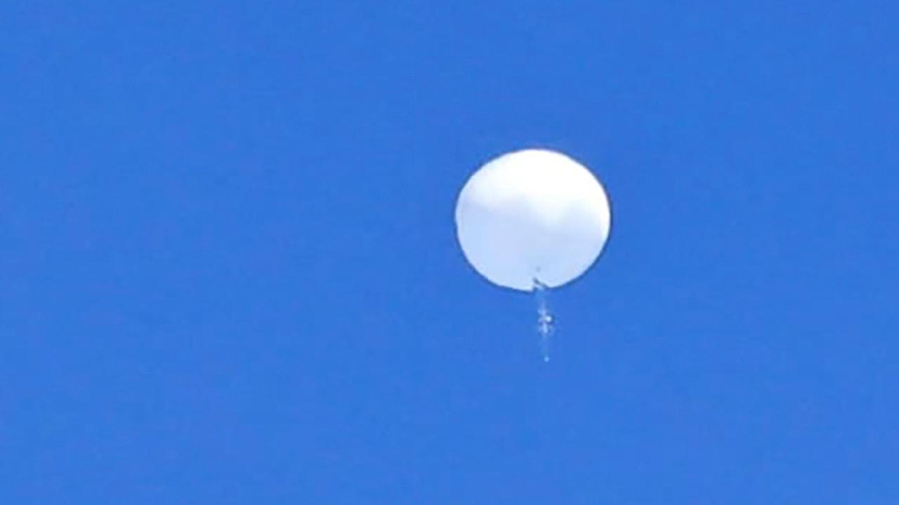 Spionage Ballon am blauen Himmel