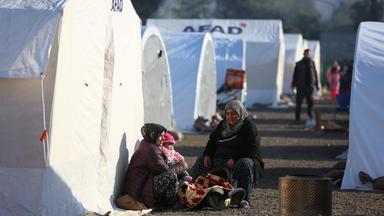 Menschen vor Zelten im Erdbebengebiet