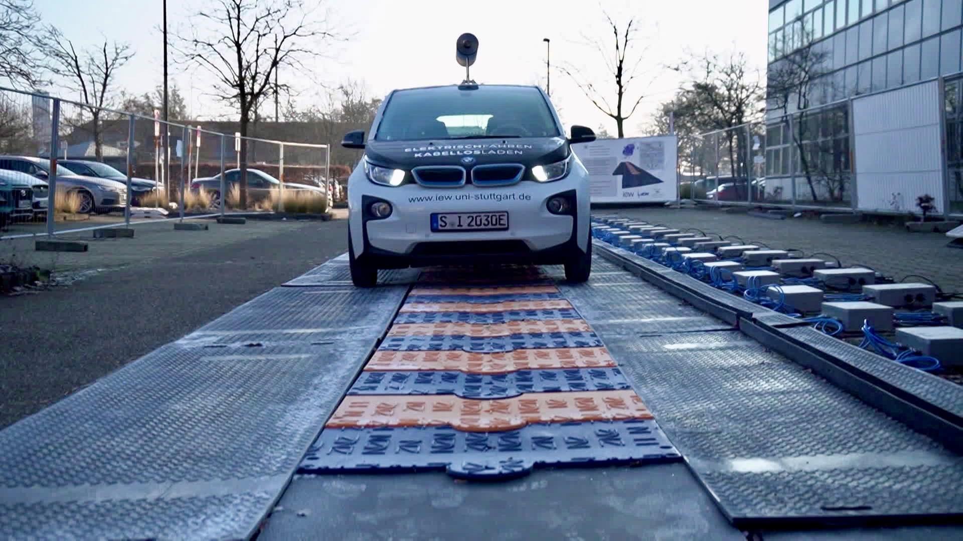 Auto fährt au einer vorbreiteten Ladestrecke