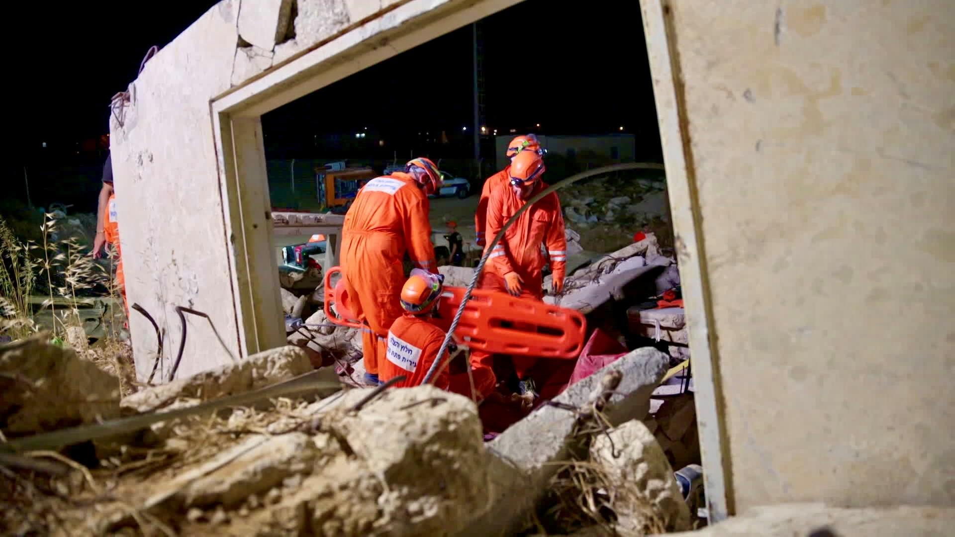 Rettungskräfte im Einsatz in einem Gebäude auf der Suche nach Verschütteten