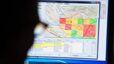 Daten auf einer Karte werden am Computer ausgewertet