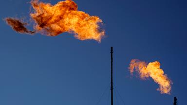 Methangasflamme am Abendhimmel