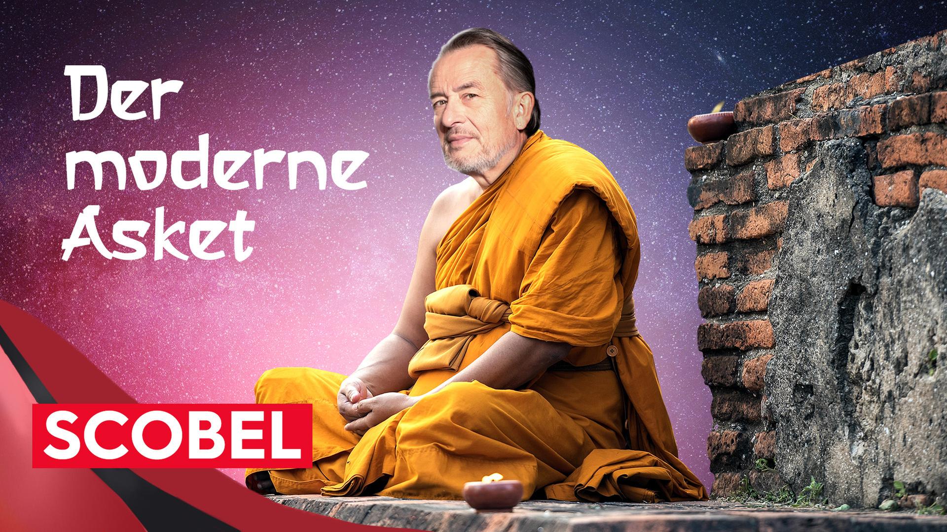 Gerd Scobel trägt ein Budda-Gewandt und sitzt im Schneidersitz vor einem gemauerten Schrein