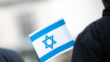 Isralische Flagge vor einer Landschaft