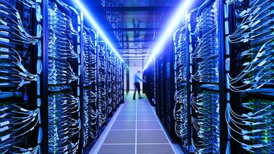 Hochleistungsrechner mit LED Lichtern am KIT