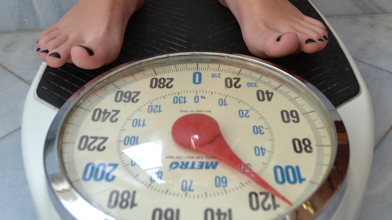 Füße auf einer großen Waage