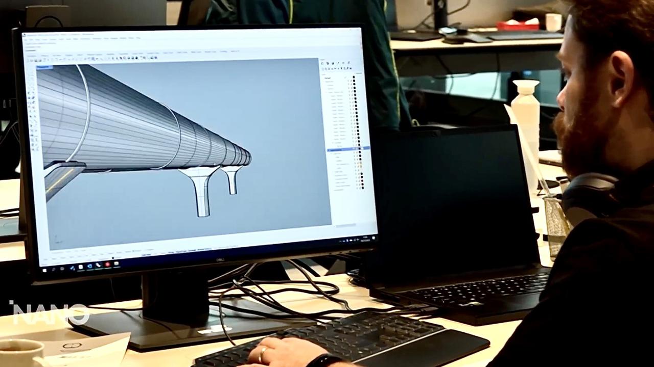 Mann zeigt auf dem Bildschirm eine Hyperloop Trasse
