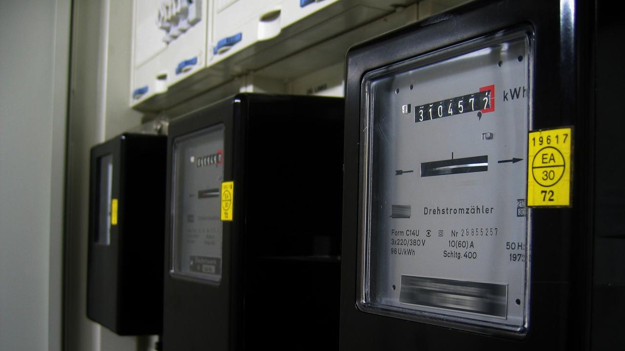 Drei Stromzähler nebeneinander
