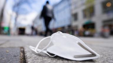 Mast bzw. Mundschutz liegt auf dem Boden