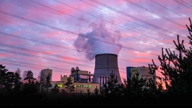 Atomkraftwerk Emsland im rötlichen Abendlicht